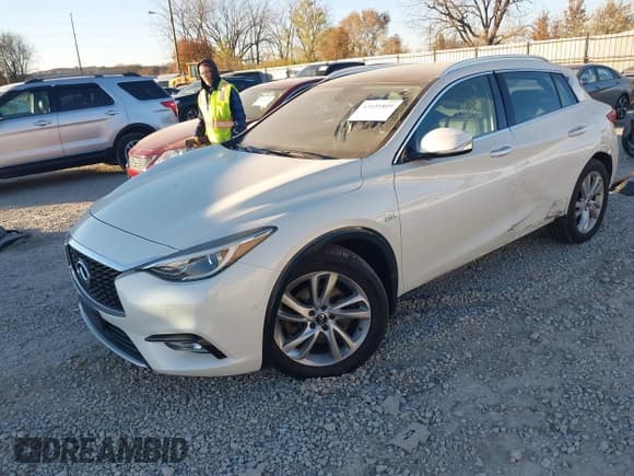 ✅ 2017 Infiniti QX30 Premium • VIN: SJKCH5CP1HA022152 • Lot: 43651809. Wystawiony na IAAI z przebiegiem 109 322 mil. Bezpłatny archiwum sprzedaży aukcyjnych z USA i szczegółowy raport historii pojazdu na DreamBid. Zdjęcie 18.