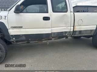 2001 Chevrolet Silverado 2500HD LS z VIN 1GCHK29U61E143795, wystawiony jako IAAI lot #42871017 z przebiegiem 210 770 mil mil oraz . Historia ofert i sprzedaży dostępna na DreamBid. Obrazek 6.