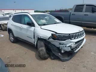 2022 Jeep Compass Latitude with VIN 3C4NJDBB9NT131396, listed as a IAAI auction lot 42695062 with 42,486 mi miles and . Bid and sale history available at DreamBid. Image 1.
