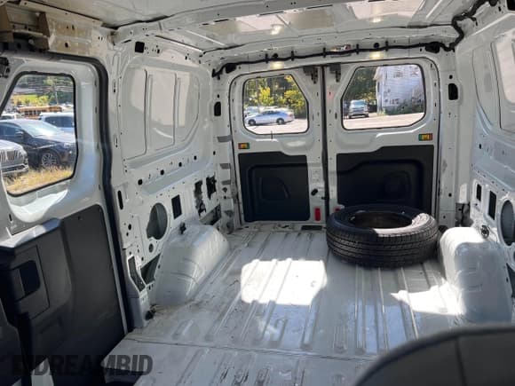 ✅ 2017 Ford Transit • VIN: 1FTYE1ZM3HKA13258 • Lot: 43372562. Wystawiony na IAAI z przebiegiem 213 530 mil. Bezpłatny archiwum sprzedaży aukcyjnych z USA i szczegółowy raport historii pojazdu na DreamBid. Zdjęcie 8.