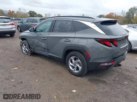 2024 Hyundai Tucson SEL z VIN 5NMJBCDE7RH338594, wystawiony jako IAAI lot #43514861 z przebiegiem 26 078 mil mil oraz . Historia ofert i sprzedaży dostępna na DreamBid. Obrazek 3.