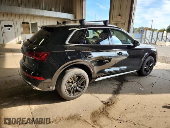 ✅ 2022 Audi Q5 S line Premium • VIN: WA1GAAFYXN2121476 • Лот: 90451635. Опубликован ранее на Copart с пробегом 53 558 миль. Бесплатный доступ к архиву аукционных продаж из США и подробный отчёт об истории автомобиля на DreamBid. Изображение 3.