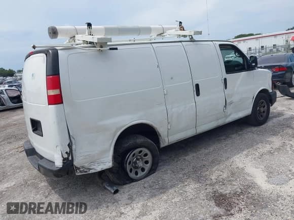 ✅ 2014 Chevrolet Express Cargo • VIN: 1GCSGAFX7E1182411 • Lot: 43142948. Wystawiony na IAAI z przebiegiem 248 561 mil. Bezpłatny archiwum sprzedaży aukcyjnych z USA i szczegółowy raport historii pojazdu na DreamBid. Zdjęcie 4.