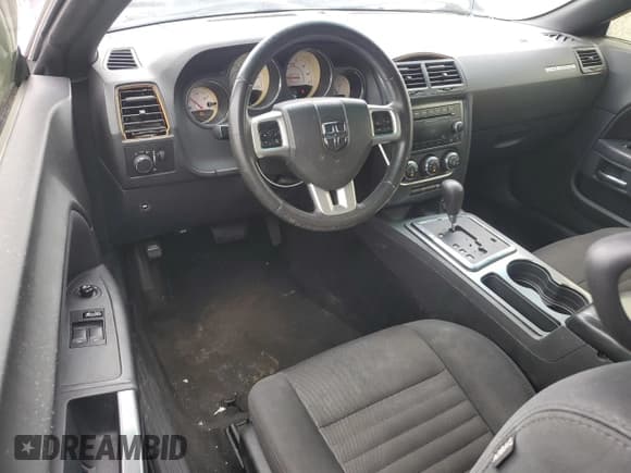 ✅ 2014 Dodge Challenger SXT • VIN: 2C3CDYAG3EH195305 • Lot: 70958424. Wystawiony na Copart z przebiegiem 145 921 mil. Bezpłatny archiwum sprzedaży aukcyjnych z USA i szczegółowy raport historii pojazdu na DreamBid. Zdjęcie 8.