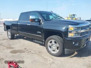 ✅ 2015 Chevrolet Silverado 2500HD High Country • VIN: 1GC1KXE86FF572380 • Lot: 43005504. Wystawiony na IAAI z przebiegiem 66 874 mil. Bezpłatny archiwum sprzedaży aukcyjnych z USA i szczegółowy raport historii pojazdu na DreamBid. Zdjęcie 1.
