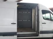 ✅ 2015 Mercedes-Benz Sprinter Cargo EXT • VIN: WD3PE8DBXFP136415 • Lot: 43326501. Wystawiony na IAAI z przebiegiem 245 622 mil. Bezpłatny archiwum sprzedaży aukcyjnych z USA i szczegółowy raport historii pojazdu na DreamBid. Zdjęcie 8.