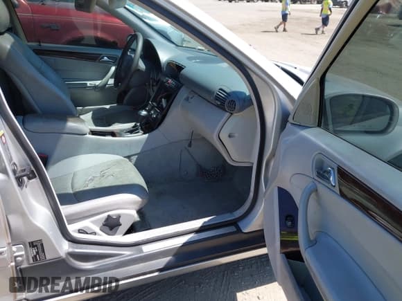 ✅ 2002 Mercedes-Benz C 230/260/280/320 • VIN: WDBRF61J92F135508 • Lot: 43181821. Wystawiony na IAAI z przebiegiem Nie podano. Bezpłatny archiwum sprzedaży aukcyjnych z USA i szczegółowy raport historii pojazdu na DreamBid. Zdjęcie 5.