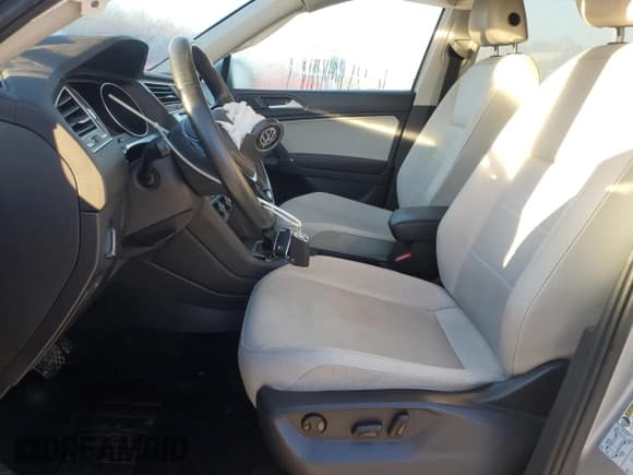 ✅ 2020 Volkswagen Tiguan SE • VIN: 3VV2B7AXXLM078926 • Lot: 91168855. Wystawiony na Copart z przebiegiem 92 379 mil. Bezpłatny archiwum sprzedaży aukcyjnych z USA i szczegółowy raport historii pojazdu na DreamBid. Zdjęcie 7.