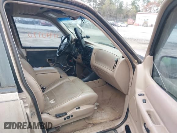 ✅ 1997 Ford Explorer XL • VIN: 1FMDU34E7VUC84431 • Lot: 41940770. Wystawiony na IAAI z przebiegiem 194 673 mil. Bezpłatny archiwum sprzedaży aukcyjnych z USA i szczegółowy raport historii pojazdu na DreamBid. Zdjęcie 5.