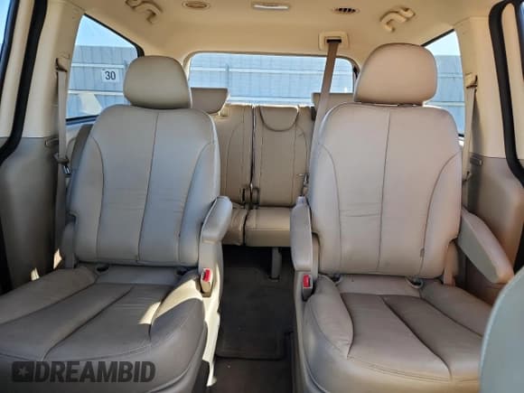 ✅ 2011 Kia Sedona EX • VIN: KNDMH4C77B6372655 • Lot: 82657935. Wystawiony na Copart z przebiegiem 78 164 mil. Bezpłatny archiwum sprzedaży aukcyjnych z USA i szczegółowy raport historii pojazdu na DreamBid. Zdjęcie 10.