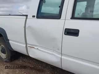 1998 Chevrolet Silverado 2500 z VIN 1GCGK29R2WE162374, wystawiony jako IAAI lot #41931748 z przebiegiem 104 600 mil mil oraz . Historia ofert i sprzedaży dostępna na DreamBid. Obrazek 6.