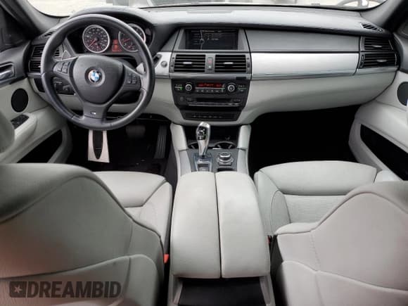 ✅ 2011 BMW X6 M • VIN: 5YMGZ0C5XBLK14255 • Lot: 82130975. Wystawiony na Copart z przebiegiem 59 944 mil. Bezpłatny archiwum sprzedaży aukcyjnych z USA i szczegółowy raport historii pojazdu na DreamBid. Zdjęcie 8.