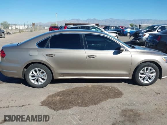 ✅ 2016 Volkswagen Passat S • VIN: 1VWAT7A36GC039971 • Lot: 43607858. Wystawiony na IAAI z przebiegiem 118 725 mil. Bezpłatny archiwum sprzedaży aukcyjnych z USA i szczegółowy raport historii pojazdu na DreamBid. Zdjęcie 13.