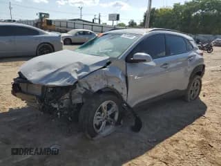✅ 2023 Hyundai Kona SEL • VIN: KM8K62AB8PU049271 • Лот: 71215884. Опубликован ранее на Copart с пробегом Не указан. Бесплатный доступ к архиву аукционных продаж из США и подробный отчёт об истории автомобиля на DreamBid. Изображение 1.