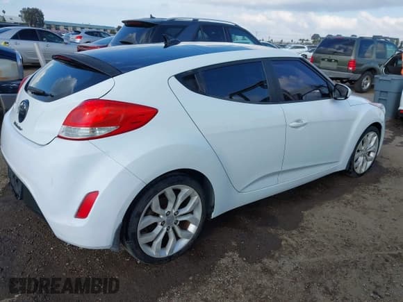 ✅ 2013 Hyundai Veloster w/Black Int • VIN: KMHTC6AD4DU162653 • Lot: 43849738. Wystawiony na IAAI z przebiegiem 178 593 mil. Bezpłatny archiwum sprzedaży aukcyjnych z USA i szczegółowy raport historii pojazdu na DreamBid. Zdjęcie 4.
