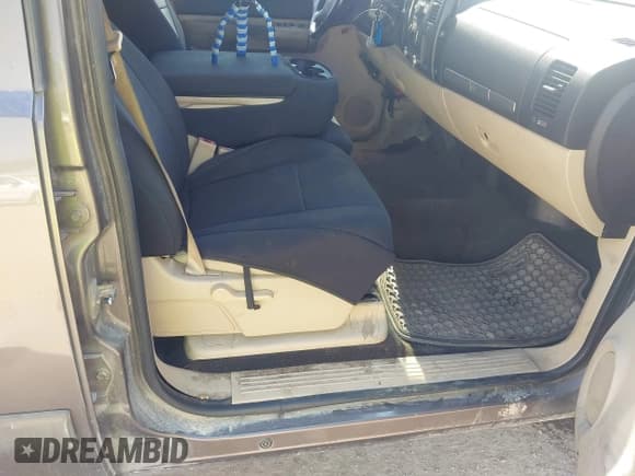 ✅ 2007 Chevrolet Silverado 1500 1LT • VIN: 2GCEC13J371676450 • Lot: 43393972. Wystawiony na IAAI z przebiegiem 313 790 mil. Bezpłatny archiwum sprzedaży aukcyjnych z USA i szczegółowy raport historii pojazdu na DreamBid. Zdjęcie 5.