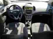 2013 Chevrolet Sonic LT z VIN 1G1JD6SG0D4199810, wystawiony jako Copart lot #63103015 z przebiegiem 128 825 mil mil oraz Szkoda całkowita • Salvage title. Historia ofert i sprzedaży dostępna na DreamBid. Obrazek 8.