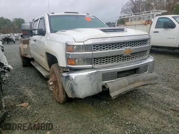 2019 Chevrolet Silverado 3500HD Work Truck с VIN 1GC4KVCY9KF196644, выставлен на аукционе Copart как лот 84682364 с пробегом Не указан миль и На запчасти • Non repairable. История ставок и продаж доступна на DreamBid. Изображение 13.