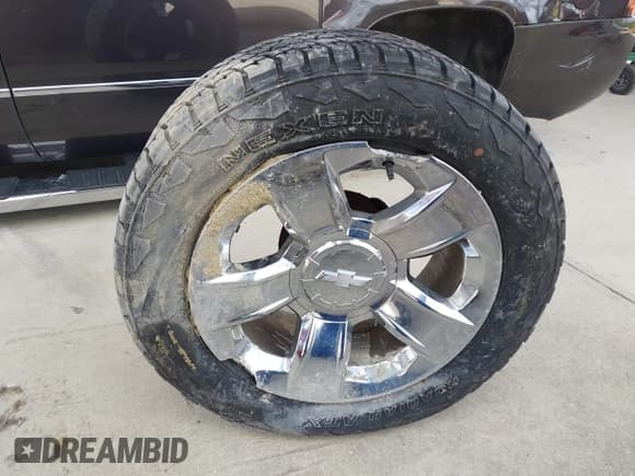 ✅ 2018 Chevrolet Suburban LT • VIN: 1GNSKHKC2JR190428 • Lot: 43396881. Wystawiony na IAAI z przebiegiem 127 576 mil. Bezpłatny archiwum sprzedaży aukcyjnych z USA i szczegółowy raport historii pojazdu na DreamBid. Zdjęcie 12.