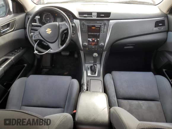 ✅ 2010 Suzuki Kizashi • VIN: JS2RF9A50A6100205 • Лот: 82474954. Опубликован ранее на Copart с пробегом 136 999 миль. Бесплатный доступ к архиву аукционных продаж из США и подробный отчёт об истории автомобиля на DreamBid. Изображение 10.