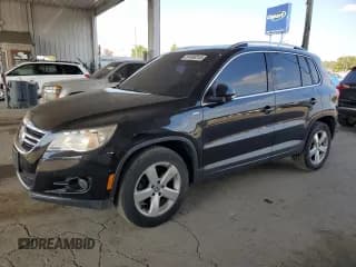 ✅ 2010 Volkswagen Tiguan SE • VIN: WVGBV7AX4AW528228 • Lot: 81490315. Listed on Copart with 145,435 mi. Free auction sales archive from the USA and detailed vehicle history report at DreamBid. Image 1.