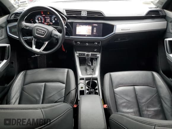 ✅ 2021 Audi Q3 Premium • VIN: WA1AUCF39M1124919 • Lot: 90135345. Wystawiony na Copart z przebiegiem 59 330 mil. Bezpłatny archiwum sprzedaży aukcyjnych z USA i szczegółowy raport historii pojazdu na DreamBid. Zdjęcie 8.