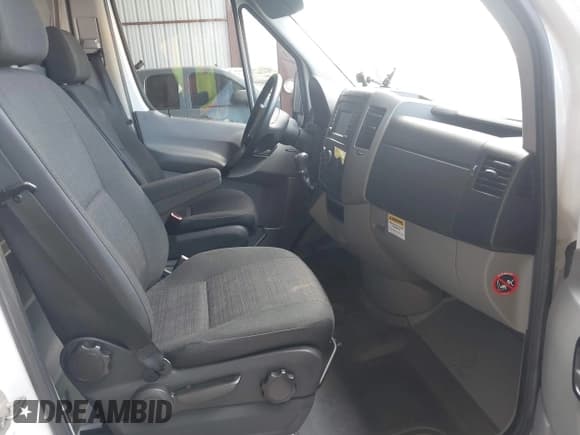 ✅ 2014 Mercedes-Benz Sprinter Cargo • VIN: WD3PE7DC8E5835913 • Lot: 43717453. Wystawiony na IAAI z przebiegiem 94 062 mil. Bezpłatny archiwum sprzedaży aukcyjnych z USA i szczegółowy raport historii pojazdu na DreamBid. Zdjęcie 5.