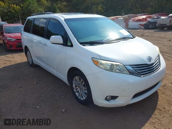 ✅ 2011 Toyota Sienna XLE AAS • VIN: 5TDYK3DC9BS132502 • Lot: 43180013. Wystawiony na IAAI z przebiegiem 212 756 mil. Bezpłatny archiwum sprzedaży aukcyjnych z USA i szczegółowy raport historii pojazdu na DreamBid. Zdjęcie 1.