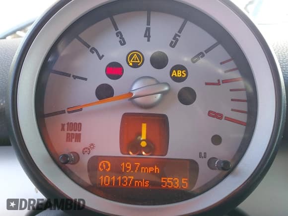 ✅ 2010 MINI Hardtop • VIN: WMWMF3C50ATU79123 • Lot: 43816266. Wystawiony na IAAI z przebiegiem 101 137 mil. Bezpłatny archiwum sprzedaży aukcyjnych z USA i szczegółowy raport historii pojazdu na DreamBid. Zdjęcie 7.