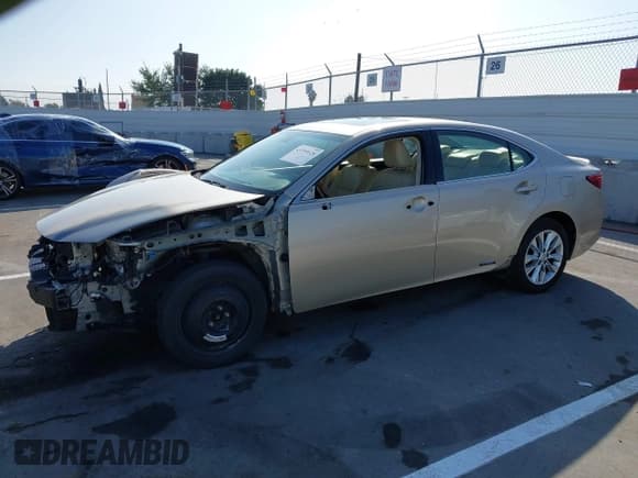 ✅ 2013 Lexus ES 300h • VIN: JTHBW1GG5D2010032 • Lot: 43599528. Wystawiony na IAAI z przebiegiem 93 348 mil. Bezpłatny archiwum sprzedaży aukcyjnych z USA i szczegółowy raport historii pojazdu na DreamBid. Zdjęcie 2.