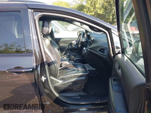 ✅ 2019 Chrysler Pacifica Limited • VIN: 2C4RC1GG1KR525620 • Lot: 43304010. Listed on IAAI with 105,945 mi. Free auction sales archive from the USA and detailed vehicle history report at DreamBid. Image 5.