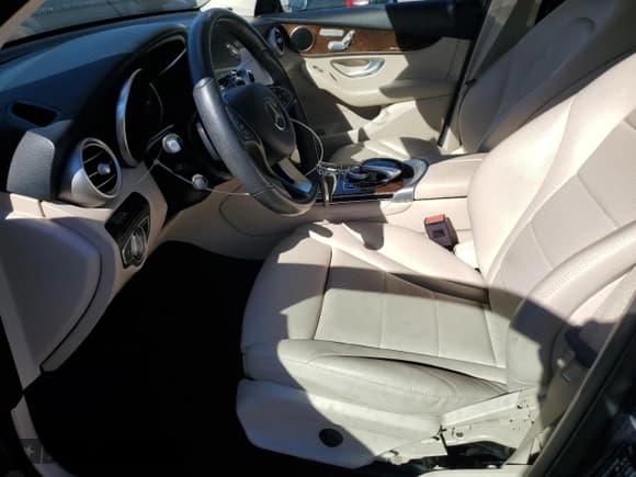 ✅ 2019 Mercedes-Benz GLC 300 • VIN: WDC0G4KB4KF606378 • Lot: 86794035. Wystawiony na Copart z przebiegiem 95 144 mil. Bezpłatny archiwum sprzedaży aukcyjnych z USA i szczegółowy raport historii pojazdu na DreamBid. Zdjęcie 7.