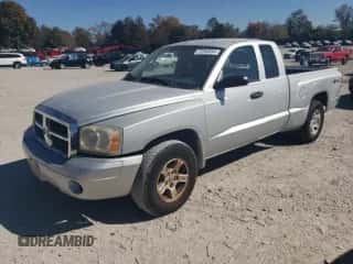 2005 Dodge Dakota z VIN 1D7HW52N95S257022, wystawiony jako Copart lot #77284684 z przebiegiem 204 724 mil mil oraz Czysty tytuł • Clean title. Historia ofert i sprzedaży dostępna na DreamBid. Obrazek 1.