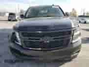 2018 Chevrolet Suburban LS z VIN 1GNSCGEC4JR383988, wystawiony jako Copart lot #43199585 z przebiegiem 79 469 mil mil oraz Szkoda całkowita • Salvage title. Historia ofert i sprzedaży dostępna na DreamBid. Obrazek 5.