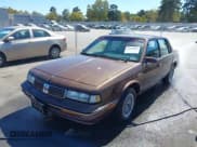 ✅ 1988 Oldsmobile Cutlass Ciera • VIN: 2G3AJ5132J2340483 • Lot: 43379841. Wystawiony na IAAI z przebiegiem 77 378 mil. Bezpłatny archiwum sprzedaży aukcyjnych z USA i szczegółowy raport historii pojazdu na DreamBid. Zdjęcie 2.
