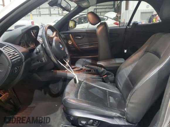 ✅ 2011 BMW 1 Series 128i • VIN: WBAUN1C52BVH82677 • Lot: 90048665. Wystawiony na Copart z przebiegiem 117 906 mil. Bezpłatny archiwum sprzedaży aukcyjnych z USA i szczegółowy raport historii pojazdu na DreamBid. Zdjęcie 7.