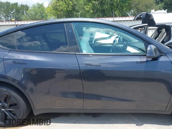 ✅ 2024 Tesla Model Y • VIN: 7SAYGDED6RF105712 • Lot: 42426766. Wystawiony na IAAI z przebiegiem 12 527 mil. Bezpłatny archiwum sprzedaży aukcyjnych z USA i szczegółowy raport historii pojazdu na DreamBid. Zdjęcie 13.