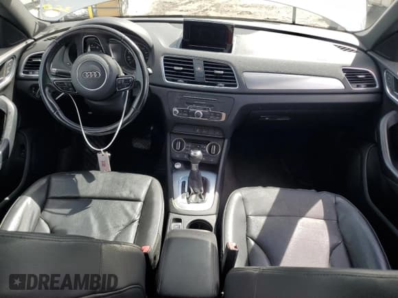 ✅ 2016 Audi Q3 Premium Plus • VIN: WA1BFCFSXGR013940 • Lot: 82232355. Wystawiony na Copart z przebiegiem 75 450 mil. Bezpłatny archiwum sprzedaży aukcyjnych z USA i szczegółowy raport historii pojazdu na DreamBid. Zdjęcie 8.