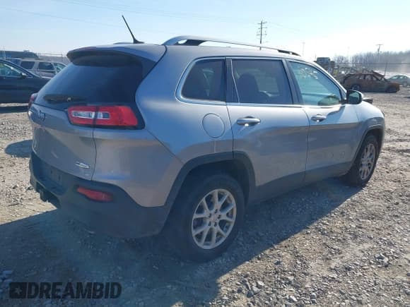 ✅ 2014 Jeep Cherokee Latitude • VIN: 1C4PJMCS5EW272600 • Lot: 43690545. Listed on IAAI with 116,682 mi. Free auction sales archive from the USA and detailed vehicle history report at DreamBid. Image 4.