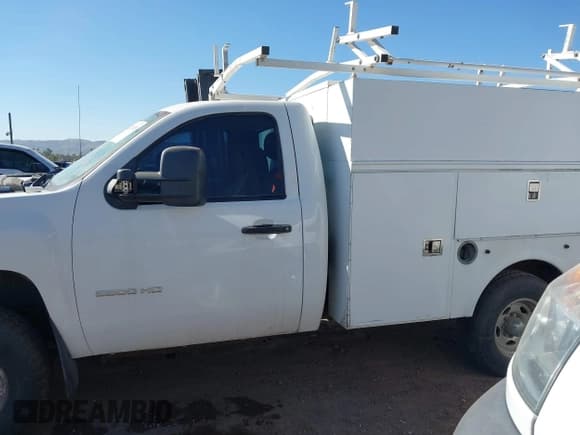 ✅ 2010 Chevrolet Silverado 2500HD • VIN: 1GB3KVBK5AF153253 • Lot: 42129825. Wystawiony na IAAI z przebiegiem 302 599 mil. Bezpłatny archiwum sprzedaży aukcyjnych z USA i szczegółowy raport historii pojazdu na DreamBid. Zdjęcie 14.