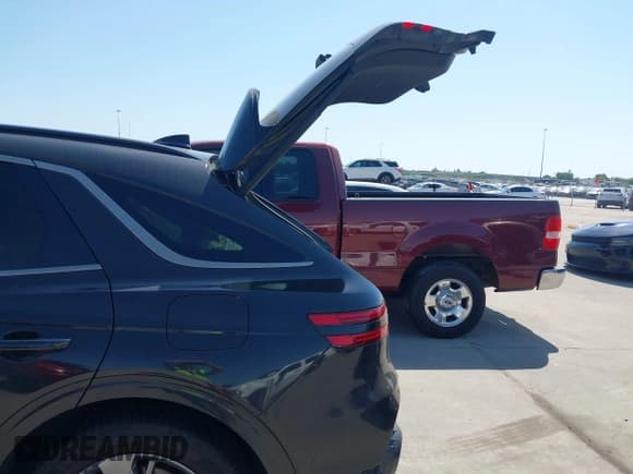 ✅ 2022 Genesis GV70 Sport • VIN: KMUMCDTC2NU014257 • Lot: 41972715. Wystawiony na IAAI z przebiegiem 55 384 mil. Bezpłatny archiwum sprzedaży aukcyjnych z USA i szczegółowy raport historii pojazdu na DreamBid. Zdjęcie 18.