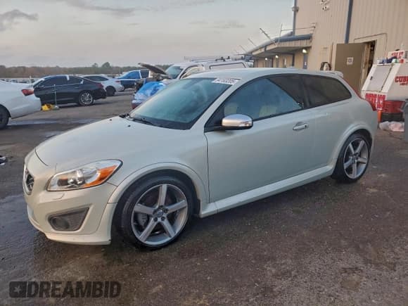✅ 2011 Volvo C30 • VIN: YV1672MK0B2239188 • Лот: 94183205. Опубликован ранее на Copart с пробегом 198 148 миль. Бесплатный доступ к архиву аукционных продаж из США и подробный отчёт об истории автомобиля на DreamBid. Изображение 1.