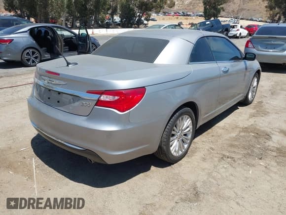 ✅ 2014 Chrysler 200 Limited • VIN: 1C3BCBFG8EN137847 • Lot: 42871054. Listed on IAAI with 94,194 mi. Free auction sales archive from the USA and detailed vehicle history report at DreamBid. Image 4.