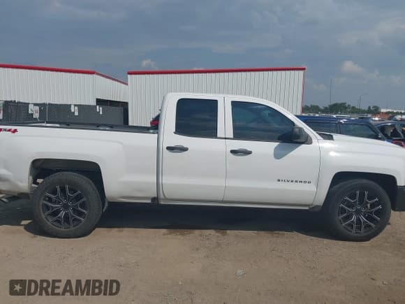 ✅ 2018 Chevrolet Silverado 1500 Work Truck • VIN: 1GCVKNEC9JZ226132 • Lot: 43253135. Wystawiony na IAAI z przebiegiem 211 253 mil. Bezpłatny archiwum sprzedaży aukcyjnych z USA i szczegółowy raport historii pojazdu na DreamBid. Zdjęcie 13.