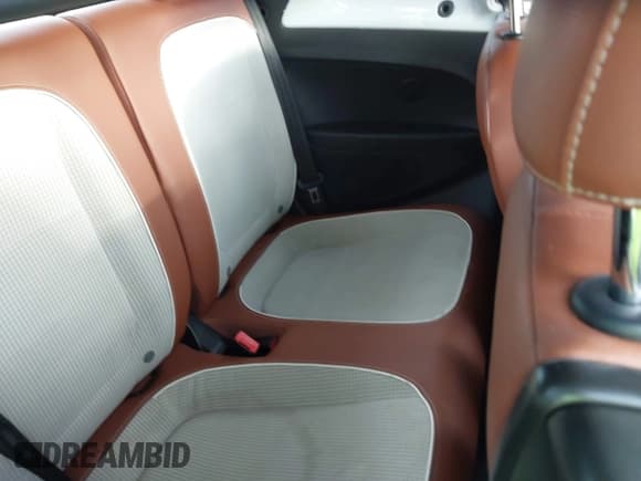 ✅ 2015 Volkswagen Beetle 1.8T w/Sound/Nav • VIN: 3VW517ATXFM810985 • Lot: 43288189. Wystawiony na IAAI z przebiegiem 127 732 mil. Bezpłatny archiwum sprzedaży aukcyjnych z USA i szczegółowy raport historii pojazdu na DreamBid. Zdjęcie 8.