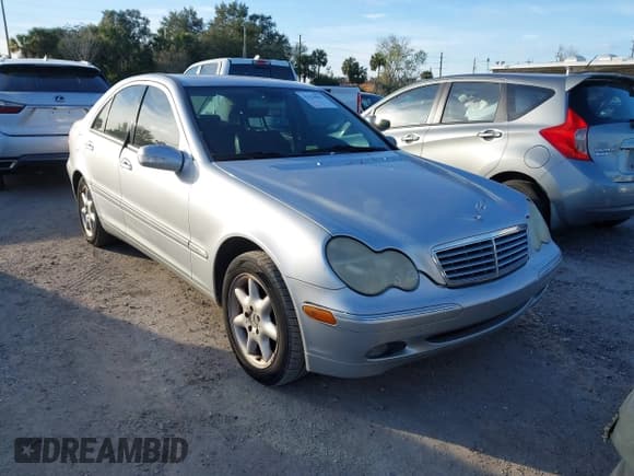 ✅ 2002 Mercedes-Benz C 230/260/280/320 • VIN: WDBRF61J12F141044 • Lot: 41424841. Wystawiony na IAAI z przebiegiem 304 862 mil. Bezpłatny archiwum sprzedaży aukcyjnych z USA i szczegółowy raport historii pojazdu na DreamBid. Zdjęcie 6.