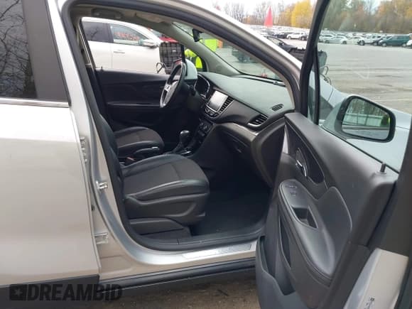 ✅ 2019 Buick Encore Preferred • VIN: KL4CJASB8KB706780 • Lot: 43600818. Wystawiony na IAAI z przebiegiem 45 891 mil. Bezpłatny archiwum sprzedaży aukcyjnych z USA i szczegółowy raport historii pojazdu na DreamBid. Zdjęcie 5.