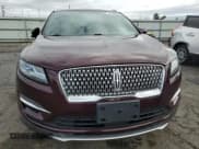 ✅ 2019 Lincoln MKC Select • VIN: 5LMCJ2D92KUL06278 • Lot: 82199585. Wystawiony na Copart z przebiegiem 62 297 mil. Bezpłatny archiwum sprzedaży aukcyjnych z USA i szczegółowy raport historii pojazdu na DreamBid. Zdjęcie 5.