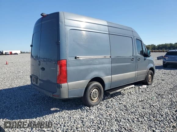 ✅ 2019 Mercedes-Benz Sprinter Cargo • VIN: WD4PF0CD6KT004945 • Lot: 90999645. Wystawiony na Copart z przebiegiem 151 784 mil. Bezpłatny archiwum sprzedaży aukcyjnych z USA i szczegółowy raport historii pojazdu na DreamBid. Zdjęcie 3.