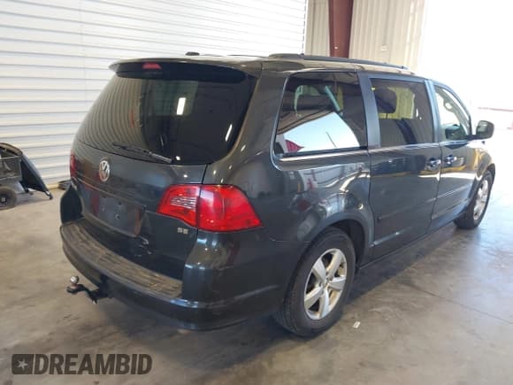 ✅ 2011 Volkswagen Routan SE • VIN: 2V4RW3DGXBR643369 • Lot: 43781017. Listed on IAAI with 193,523 mi. Free auction sales archive from the USA and detailed vehicle history report at DreamBid. Image 4.